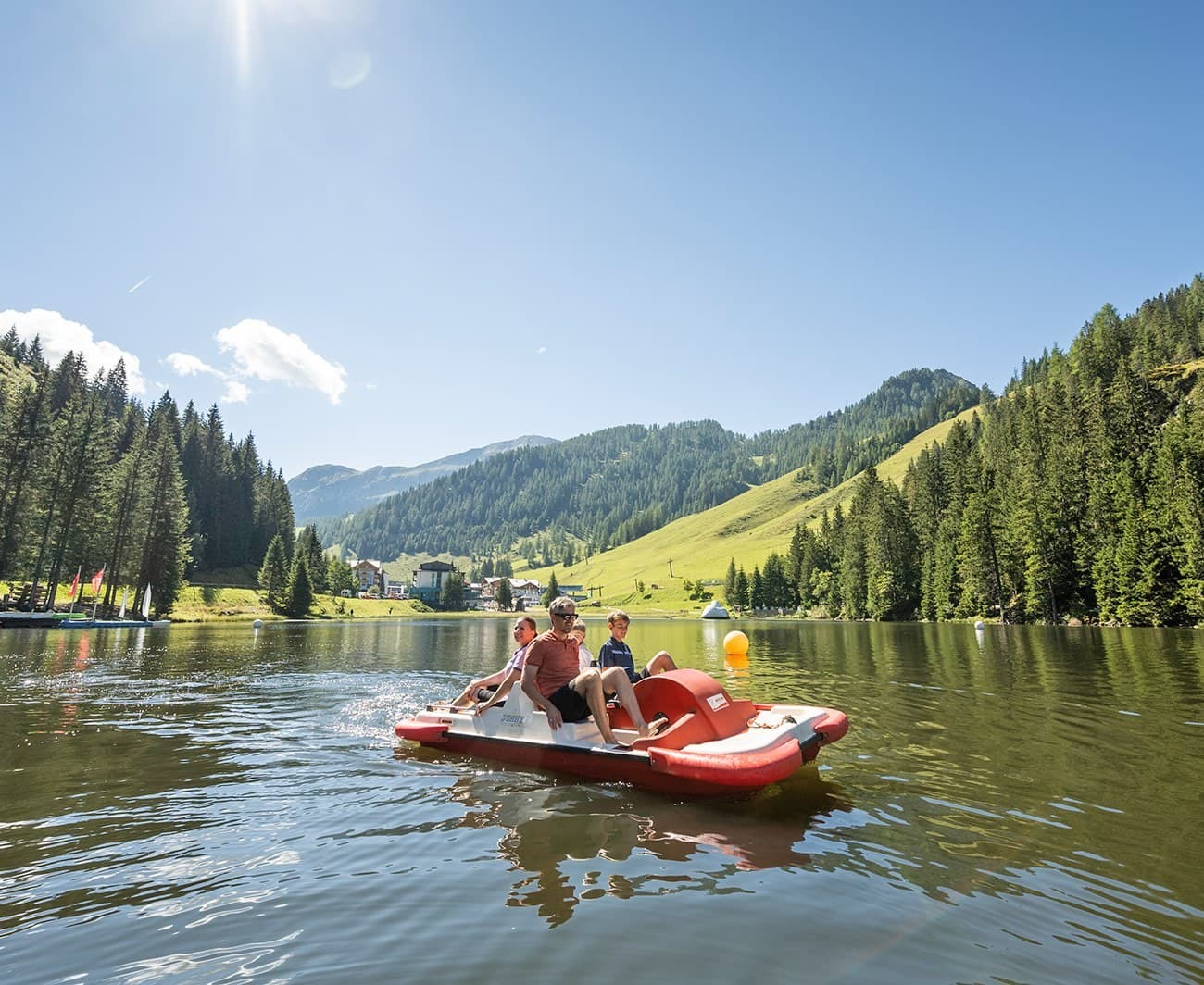 Tretboot fahren beim Familienurlaub im Clubdorf Zauchensee mit dem Magic Mountains Aktivprogramm